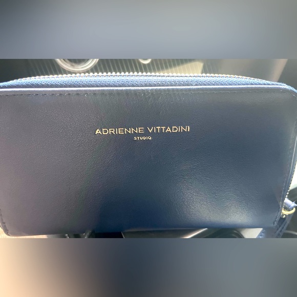 Adrienne Vittadini Charging Wallet - Picture 5 of 5